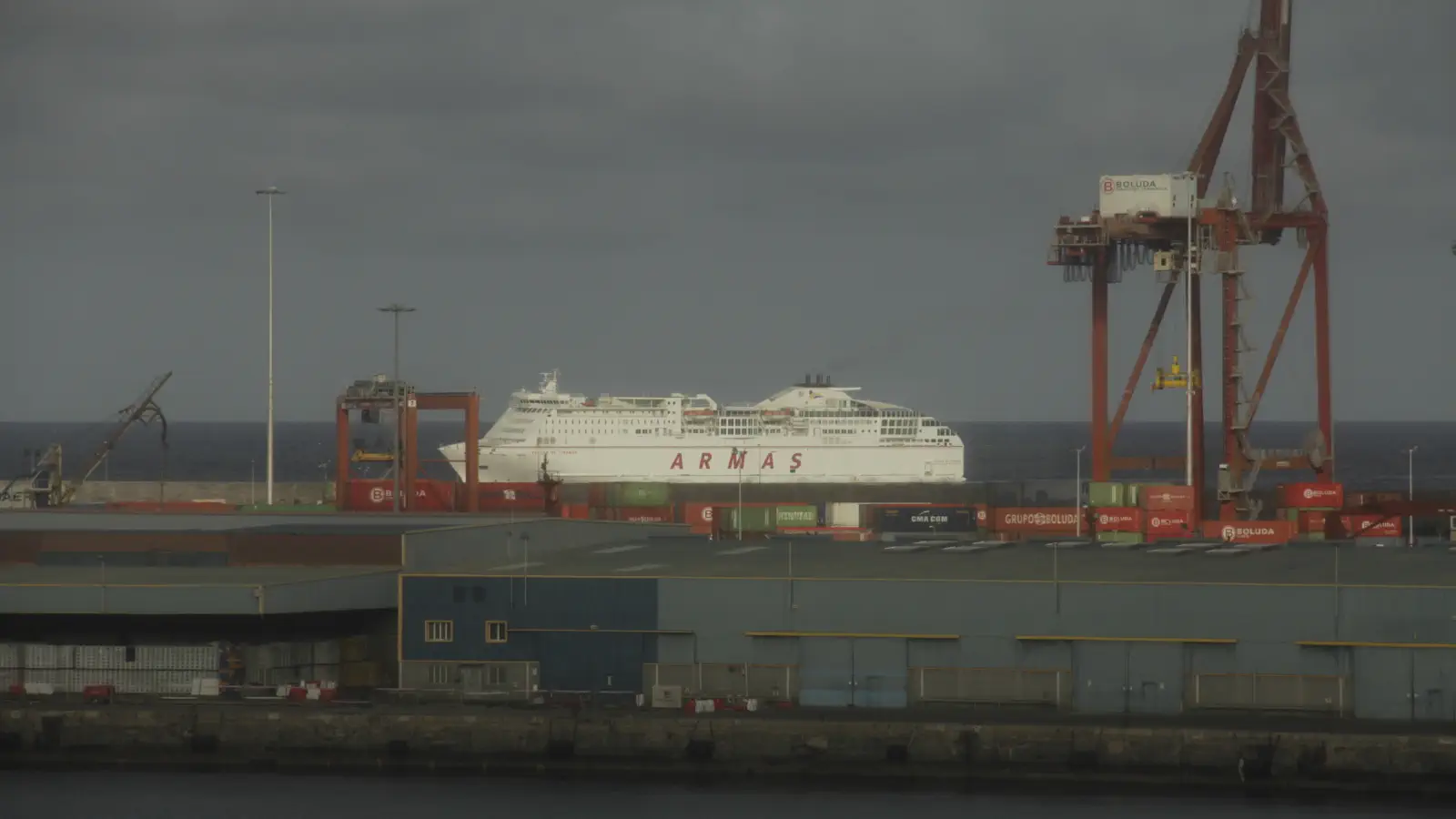 Färja Armas Volcan de Tinamar på väg in i hamnen i Las Palmas på Gran Canaria.