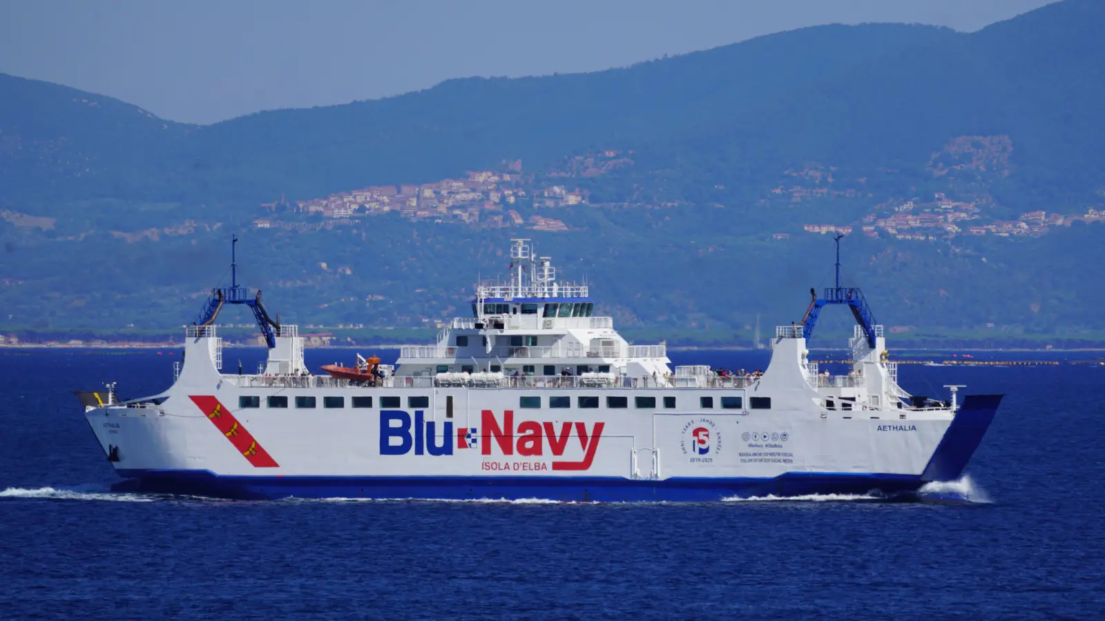 Blå flottans färja Aethalia går mellan Piombino och Portoferraio på ön Elba.