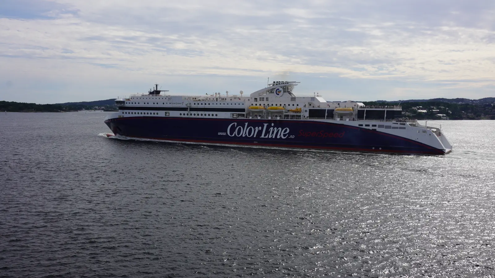 Color Line Färja Superspeed 1 i hamnen i Kristiansand på väg till Hirtshals i Danmark.