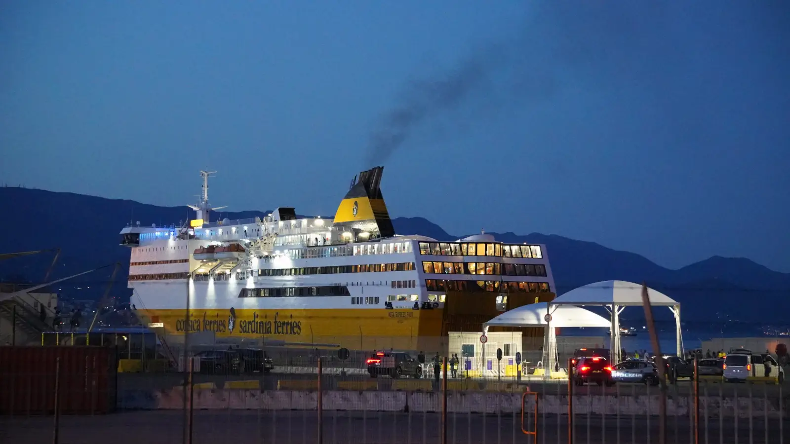 Kryssningsfärjan Mega Express Four från Corsica Ferries lägger till i Savonas hamn på kvällen.