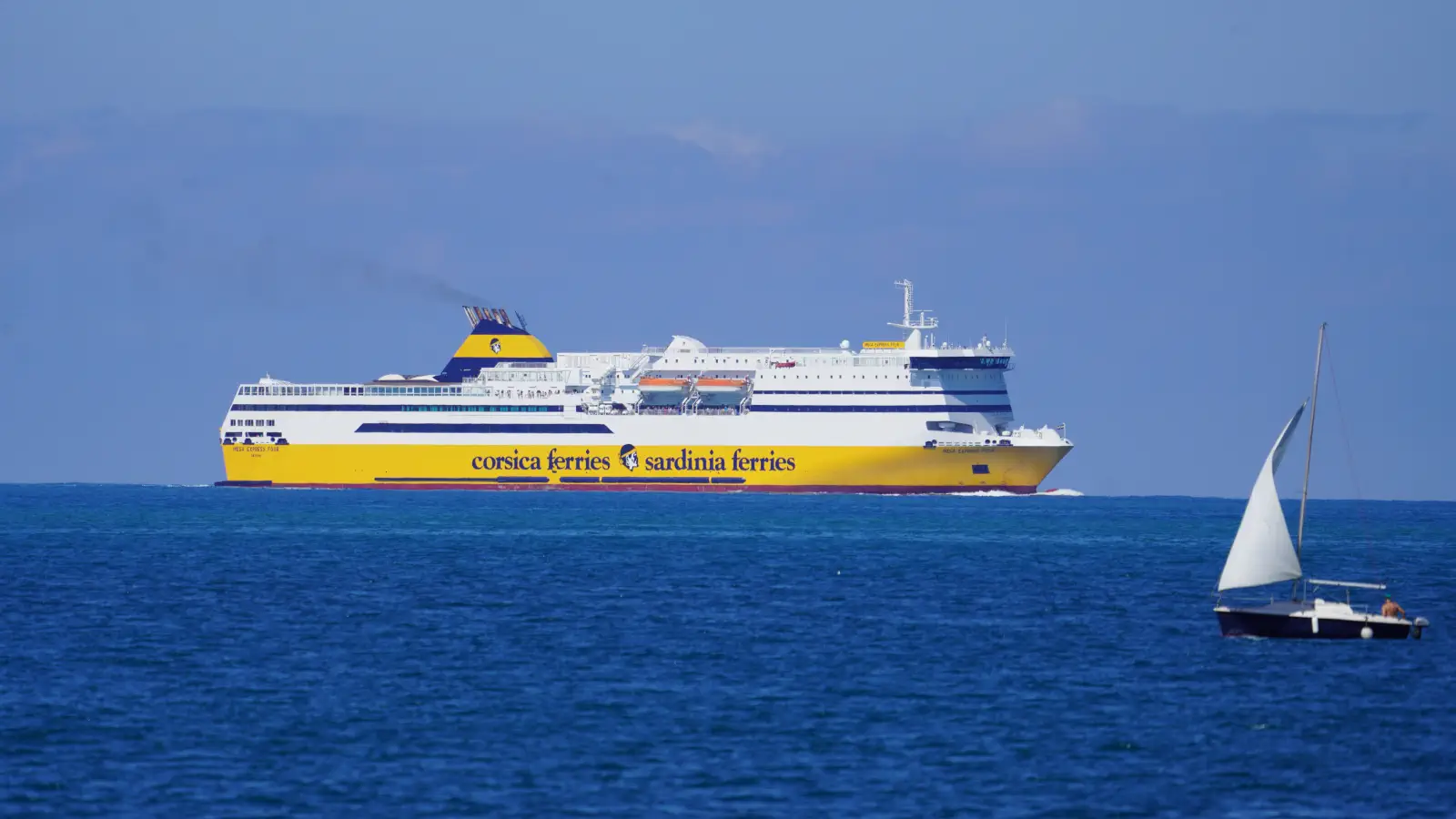 Färjan Mega Express Four från Corsica Ferries på väg till Livorno.