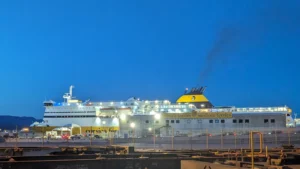 Corsica Ferries Sardinia Ferries färjeterminal i Savona. I bakgrunden syns färjan Mega Express Four från Corsica Ferries.