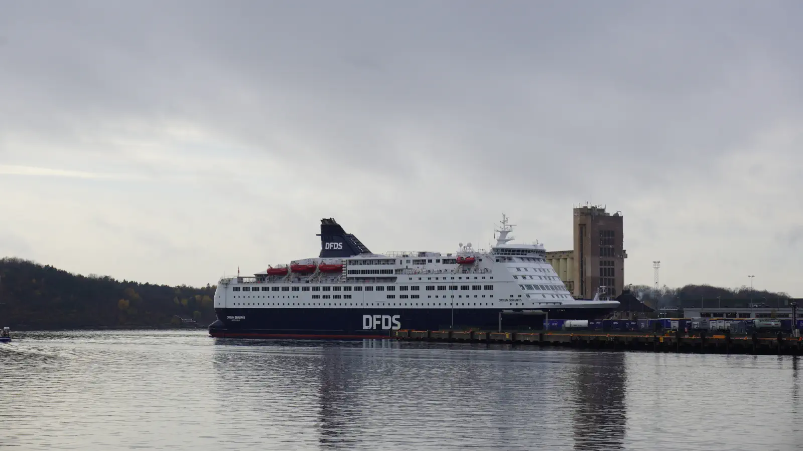 Färja DFDS Crown Seaways vid färjehamnen i Oslo.