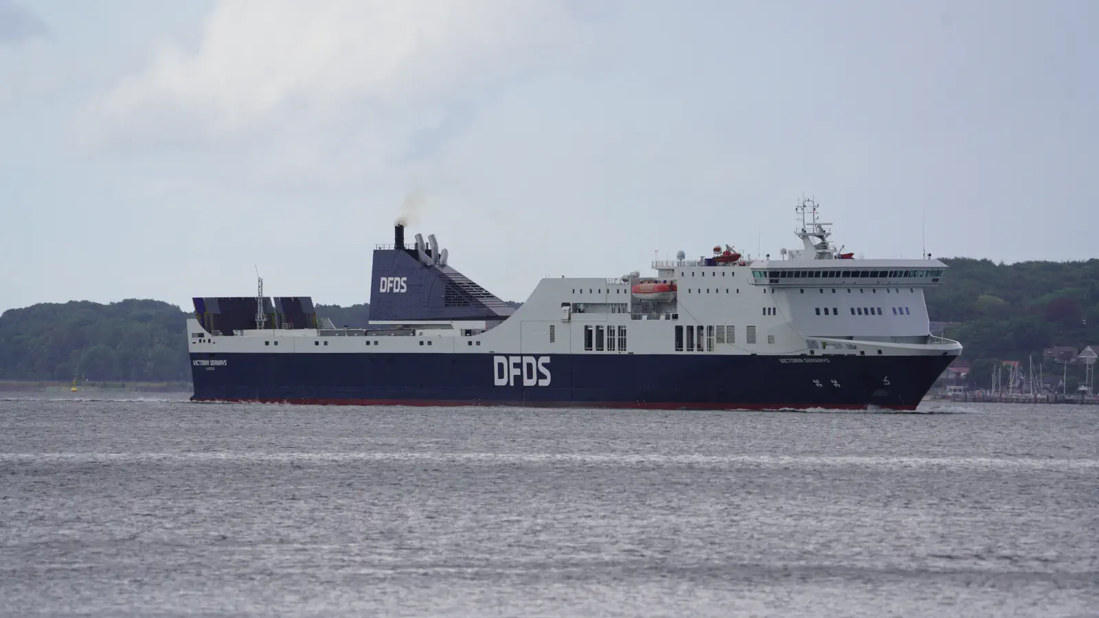 Färja DFDS Seaways Victoria anländer till hamnen i Kiel.
