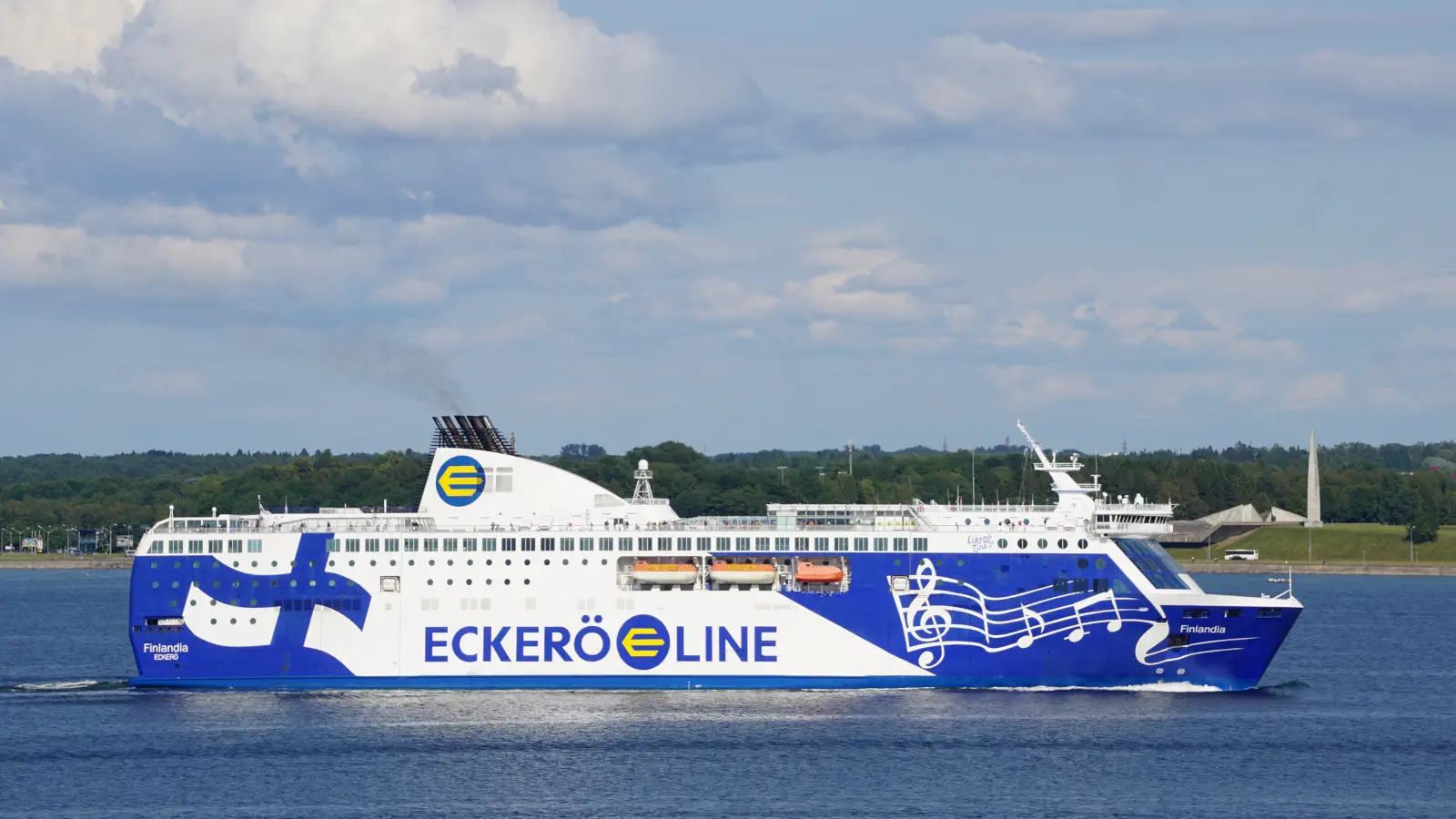 Färja Eckerölinjens MS Finlandia trafikerar sträckan mellan Tallinn och Helsingfors.