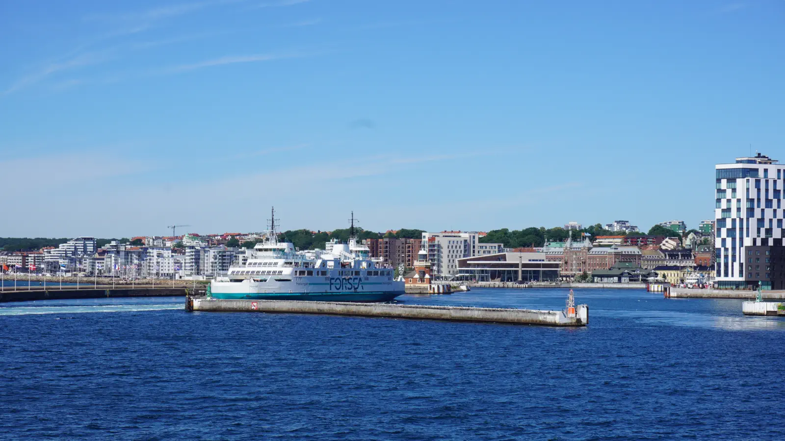 Vy på Helsingborgs färjehamn i Sverige.