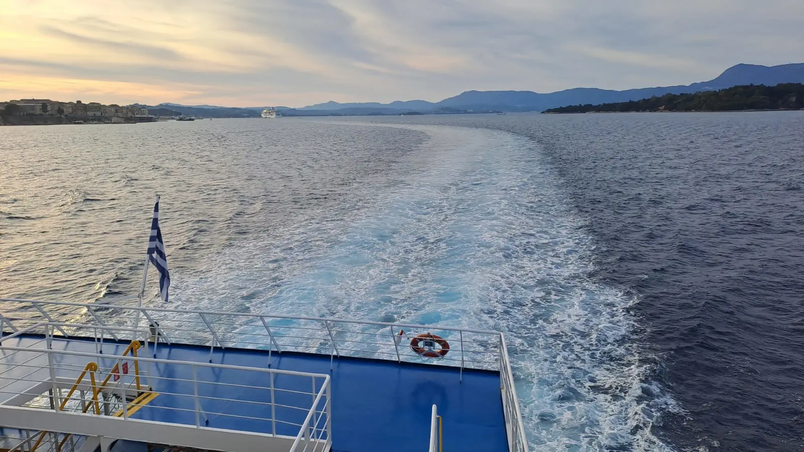 Färja Utsikt över Adriatiska havet på gränsen mellan Italien och Grekland.