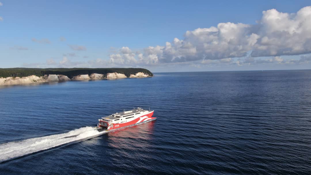 Skane Jet framför kritklipporna på Rügen