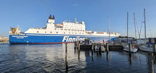 Finnlines Färja Travemünde Finntrader på väg in i hamnen i .