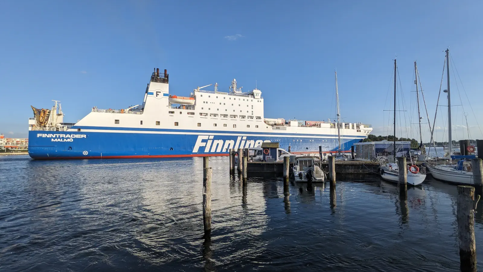 Finnlines Färja Travemünde Finntrader på väg in i hamnen i .