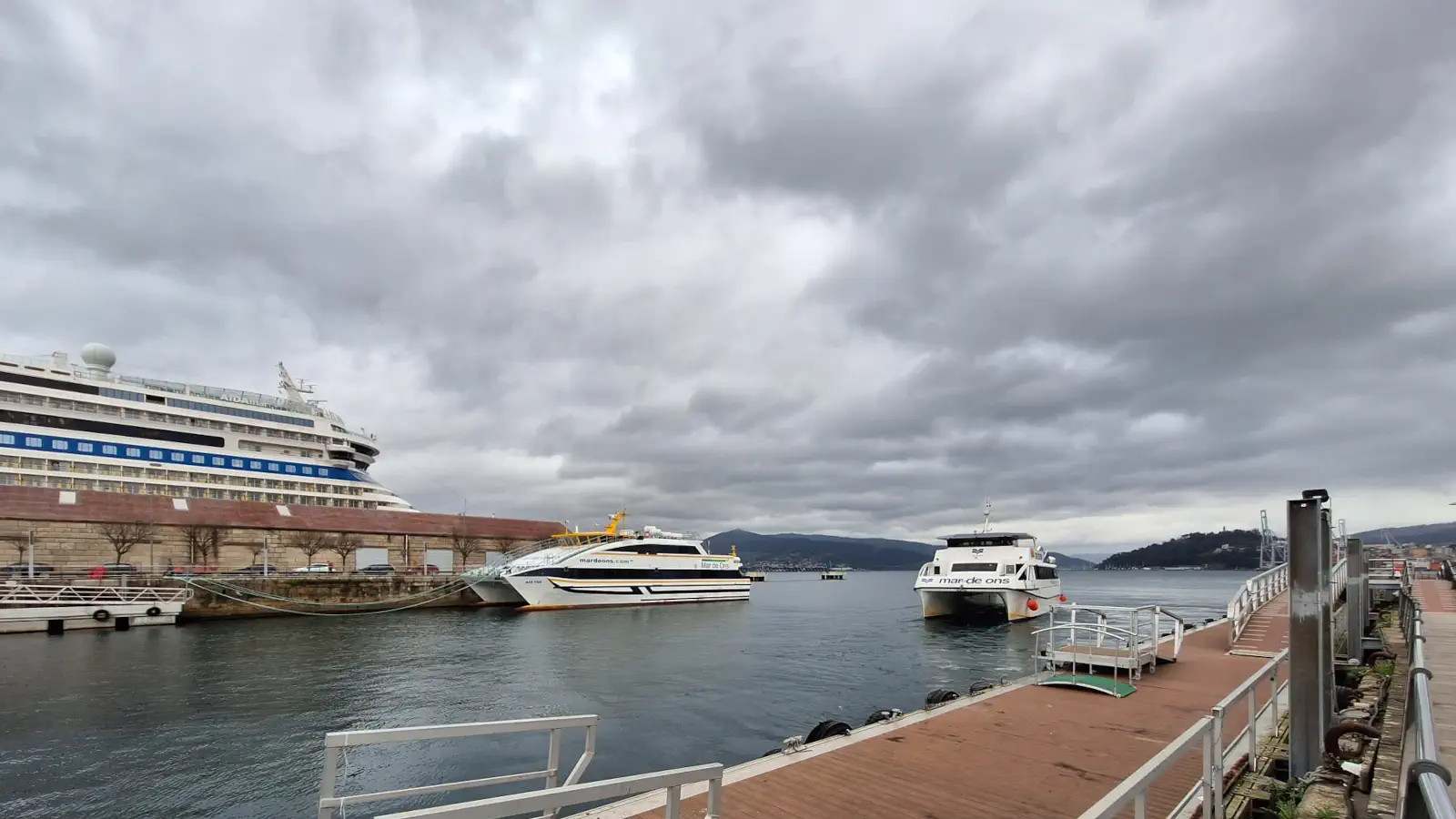 Färjor till Cies-öarna i Vigos hamn.