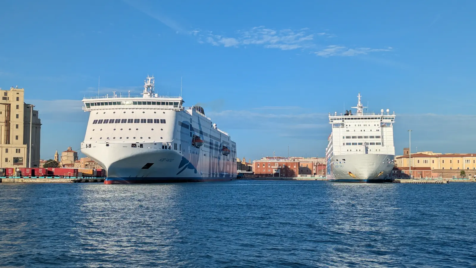 Moby Lines färjor Moby Fantasy och Moby Orli i färjehamnen i Livorno.