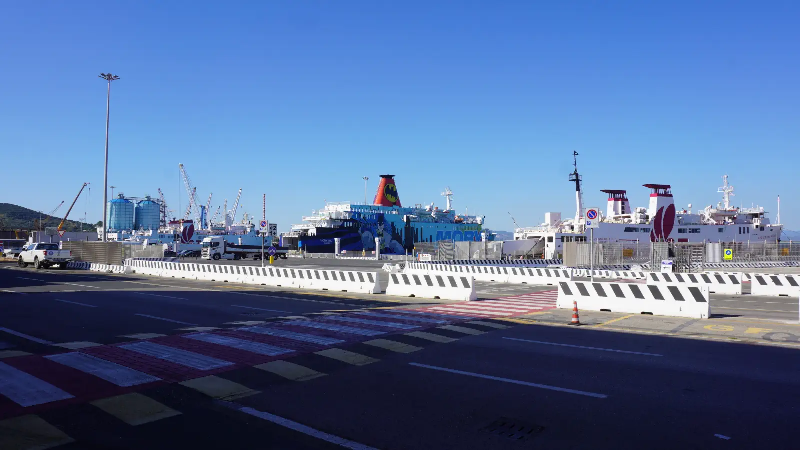 Vy på färjeterminalerna i Piombinos hamn. Färjor till Elba, Korsika, Pianosa och Sardinien avgår härifrån.