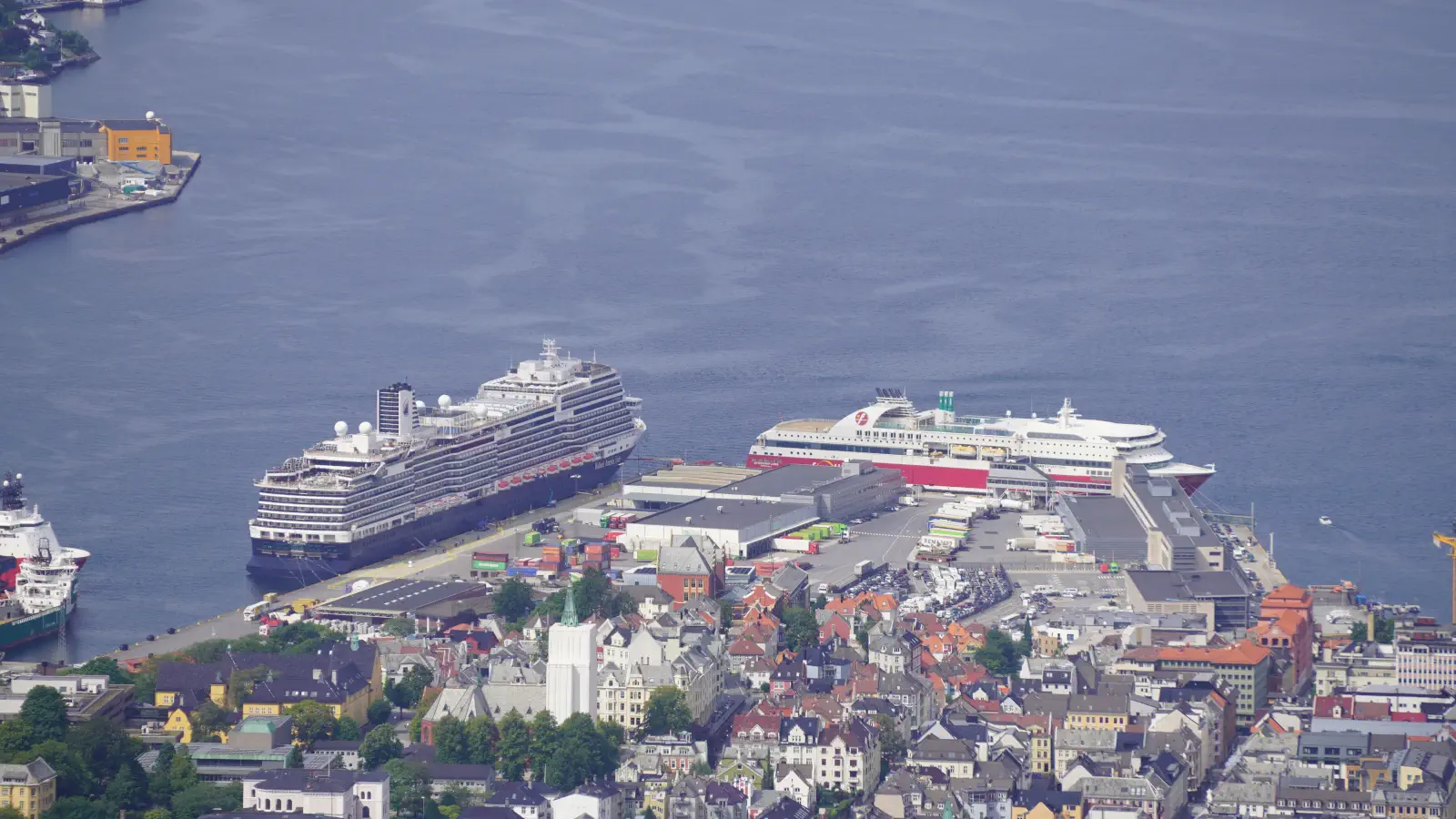 Vy på färja- och kryssningshamnen i Bergen.