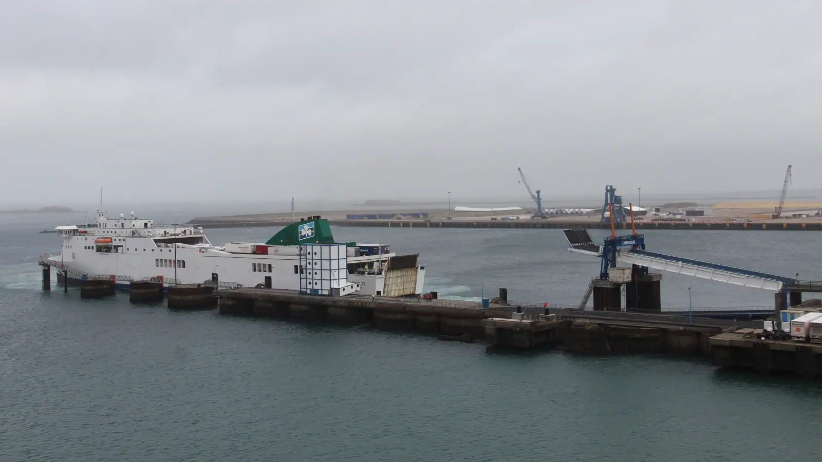 Färja Irish Ferries Ett fartyg lägger till i hamnen i Cherbourg.