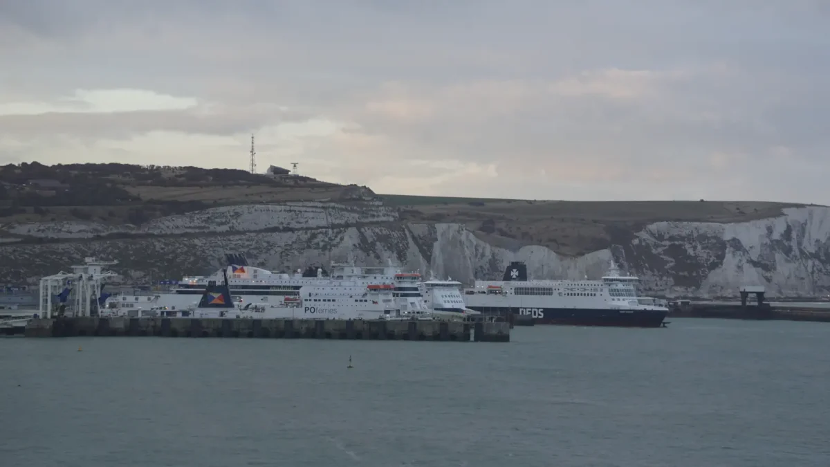 Färjor DFDS och P&O Ferries i färjehamnen i Dover.