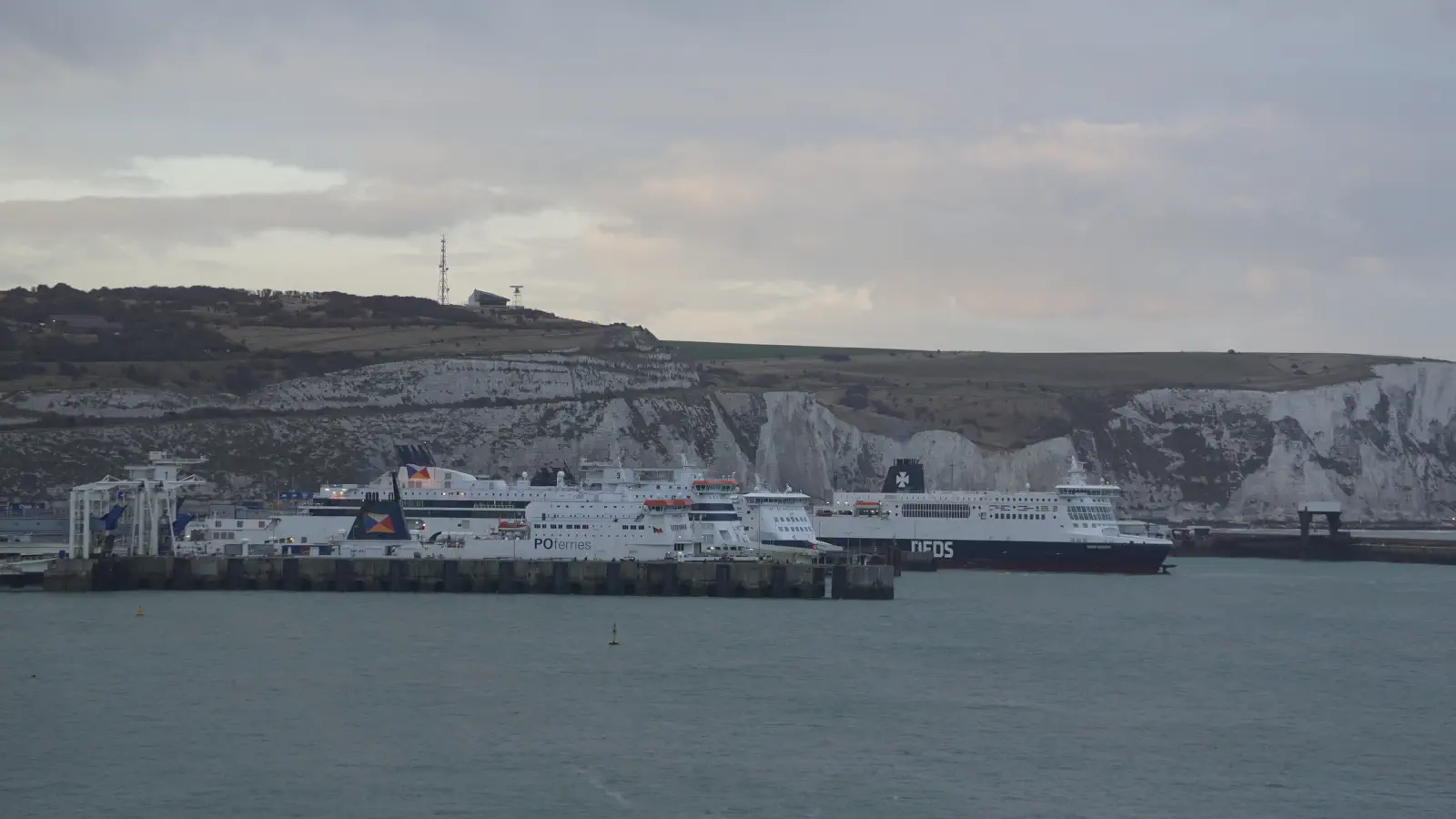 Färjor DFDS och P&O Ferries i färjehamnen i Dover.