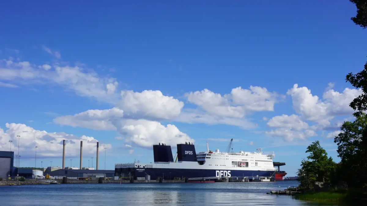 Färja DFDS Aura Seaways ligger förtöjd i hamnen i Karlshamn.