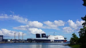 Färja DFDS Aura Seaways ligger förtöjd i hamnen i Karlshamn.