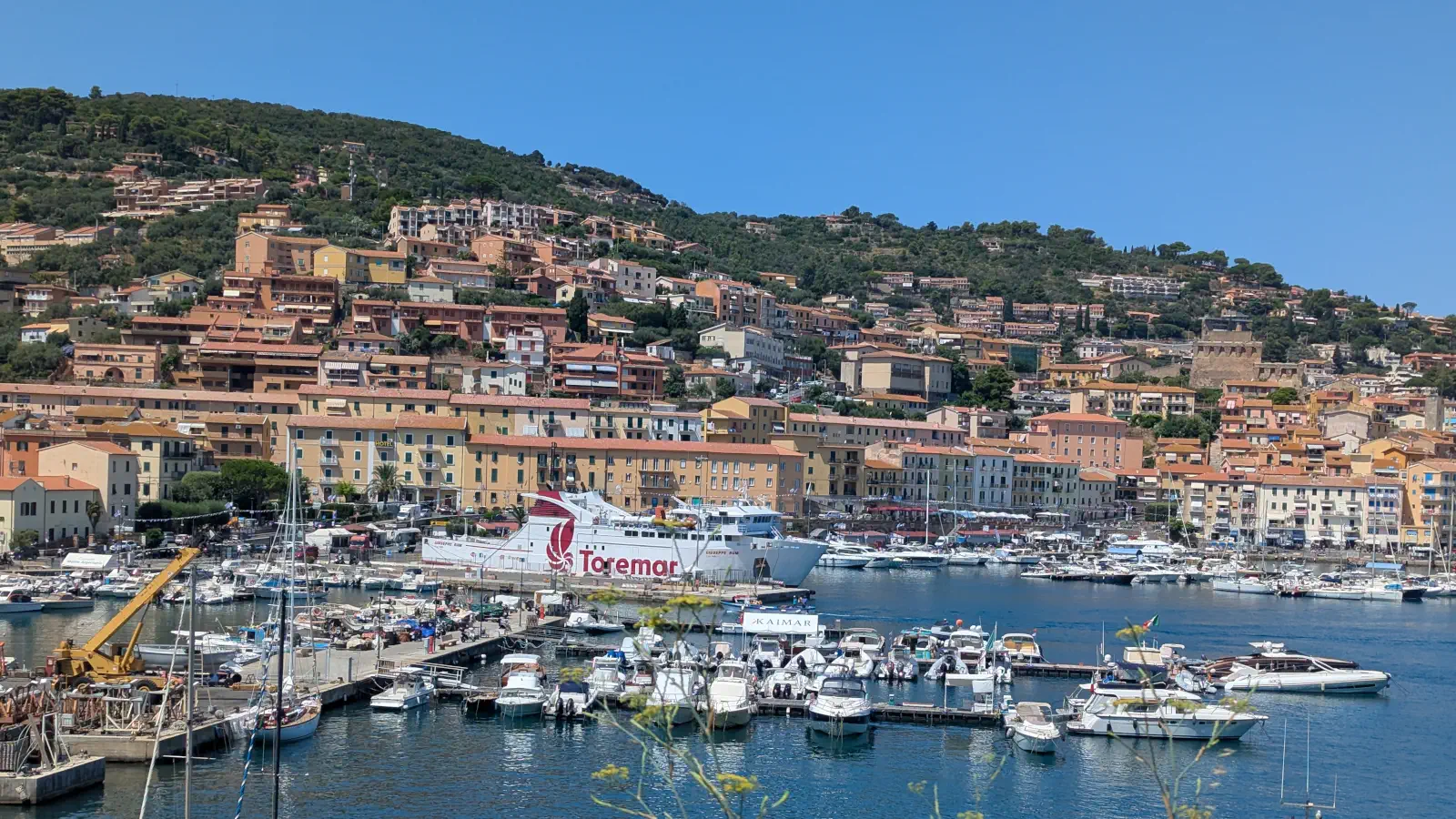 Vy på hamnen i Porto Santo Stefano i Italien.