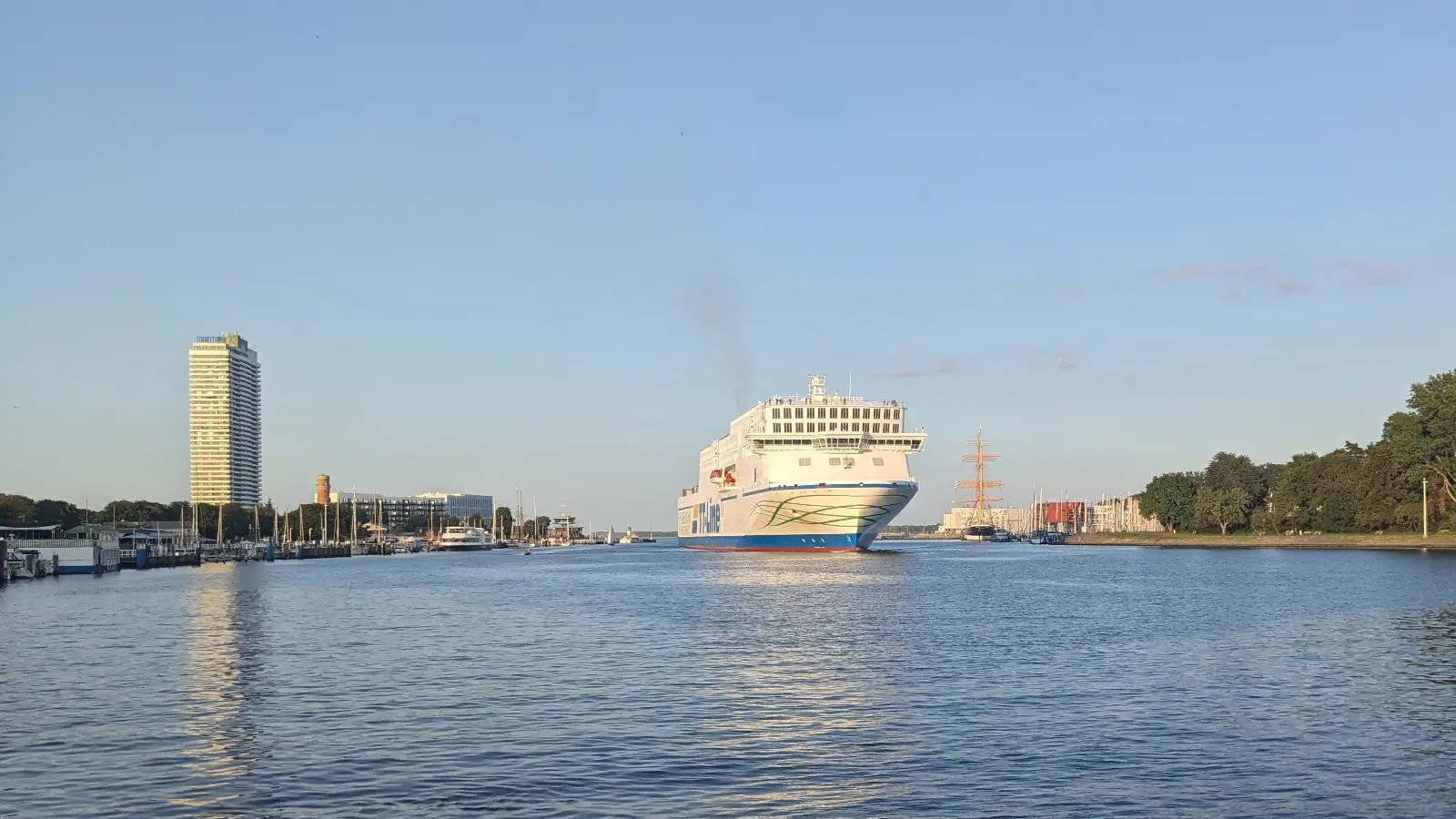 Travemünde Färja TT-LineHamninloppet till med den inkommande Peter Pan av .