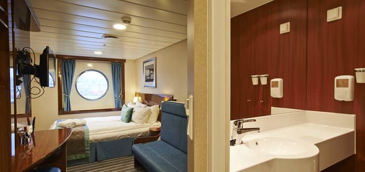 Fjord Line Vy in i en hytt med havsutsikt och badrum
