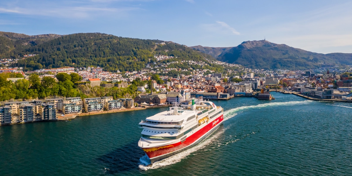 Fjord Line Färja MS Bergensfjord seglar från Hirtshals via Kristiansand och Stavanger till Bergen.