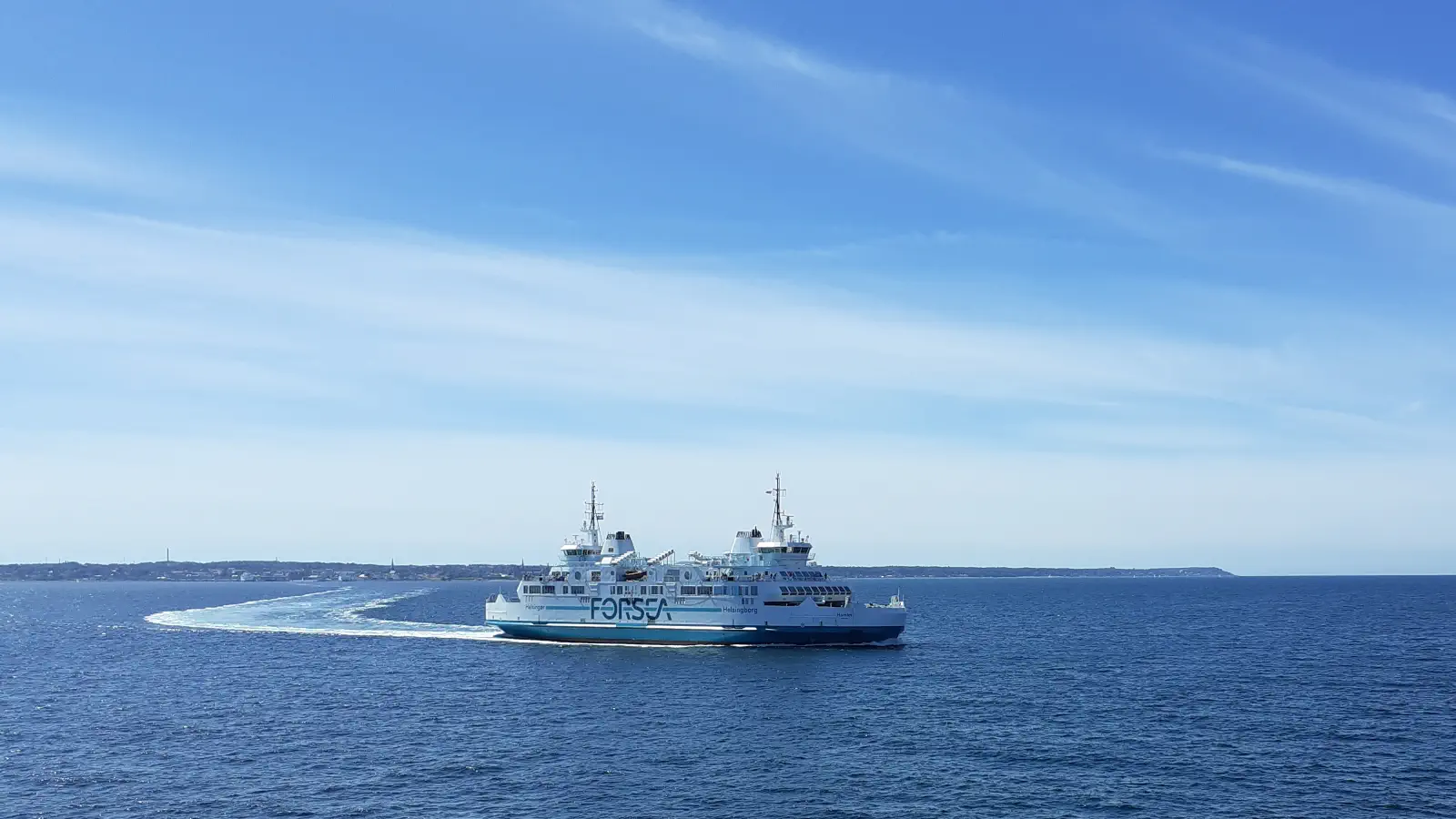Färja Hamlet kommer från Helsingör innan den går in i Helsingborgs hamn.