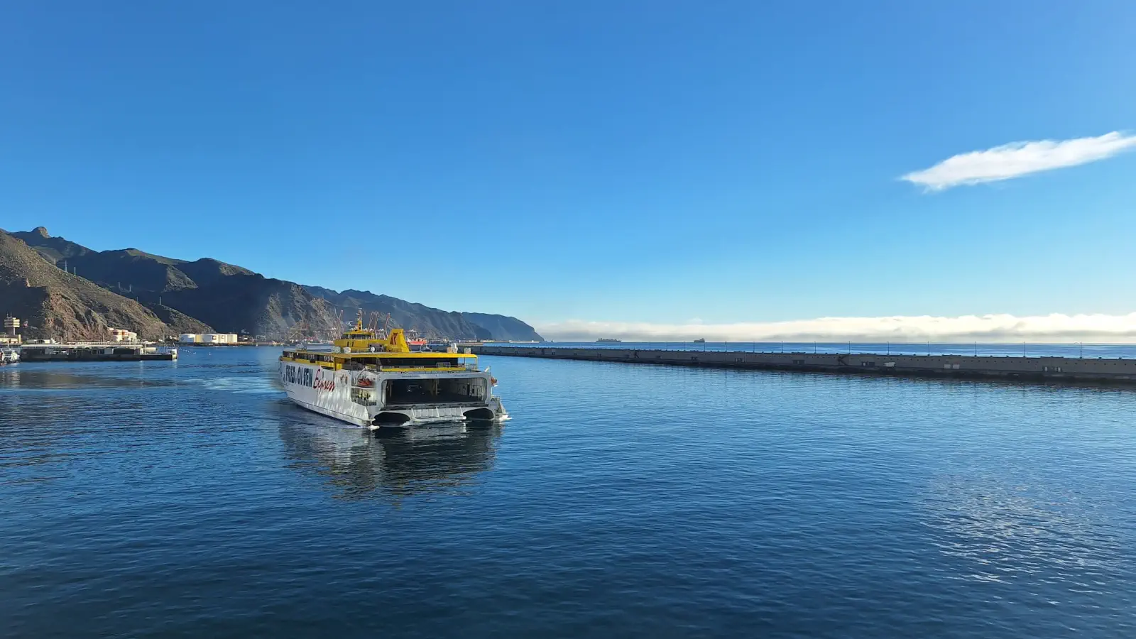 Fred. Olsen Express Färja Bajamar Express anländer till hamnen i Santa Cruz de Tenerife.