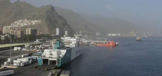Färja Balearia Marie Curie, från till Fred. Olsen är utchartrad i hamnen i Santa Cruz de Tenerife.