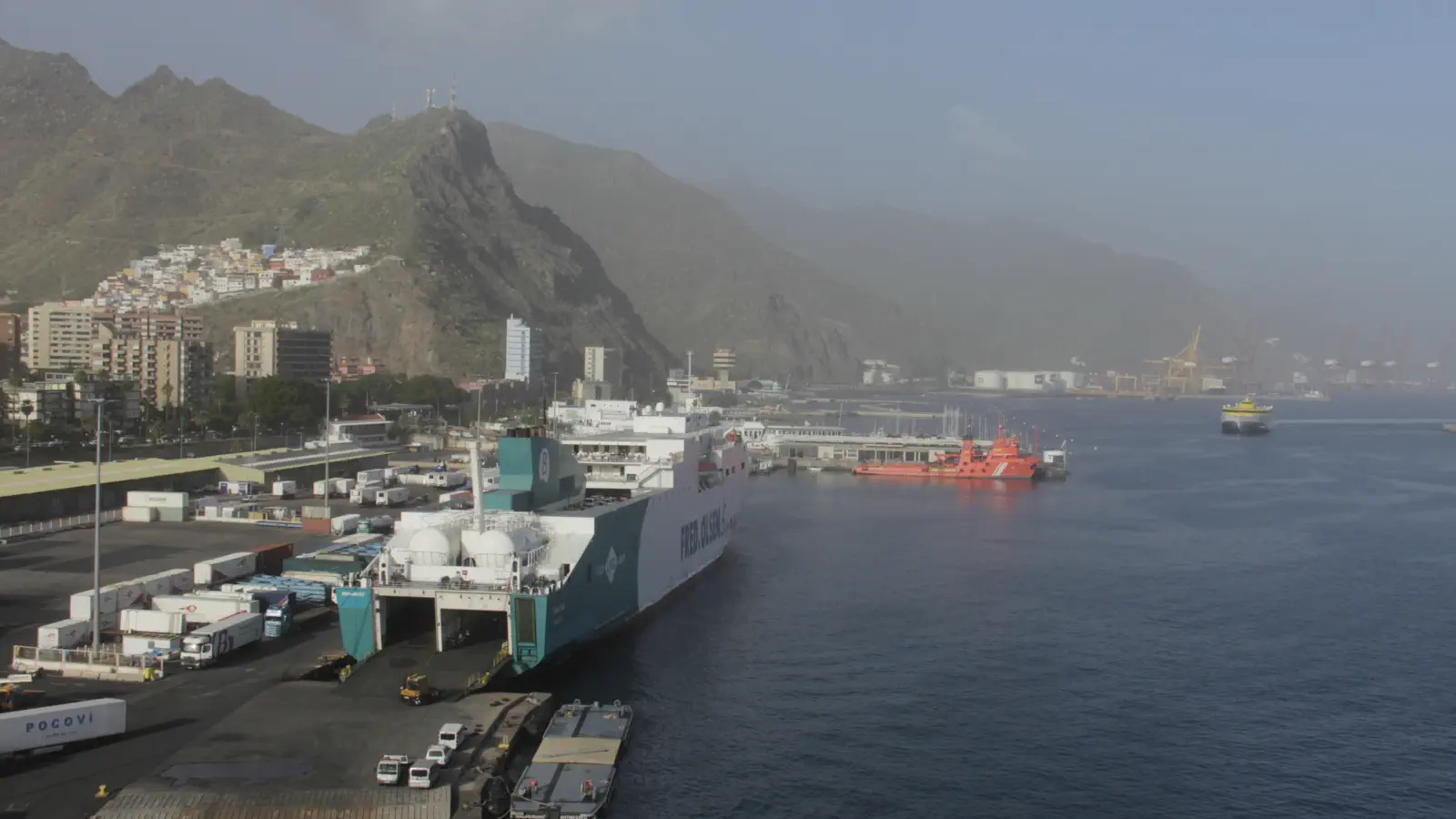 Färja Balearia Marie Curie, från till Fred. Olsen är utchartrad i hamnen i Santa Cruz de Tenerife.