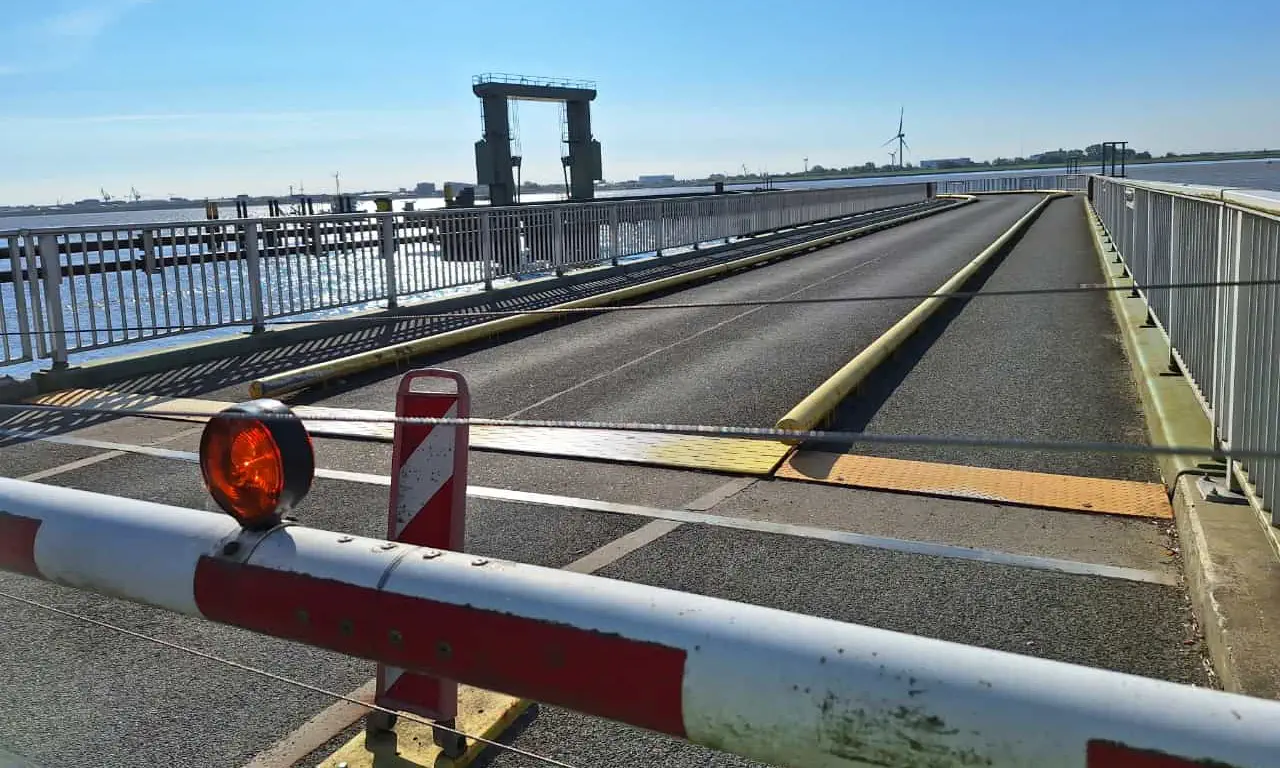 Vy över piren till FRS Elbe-färjorna i Glückstadt.