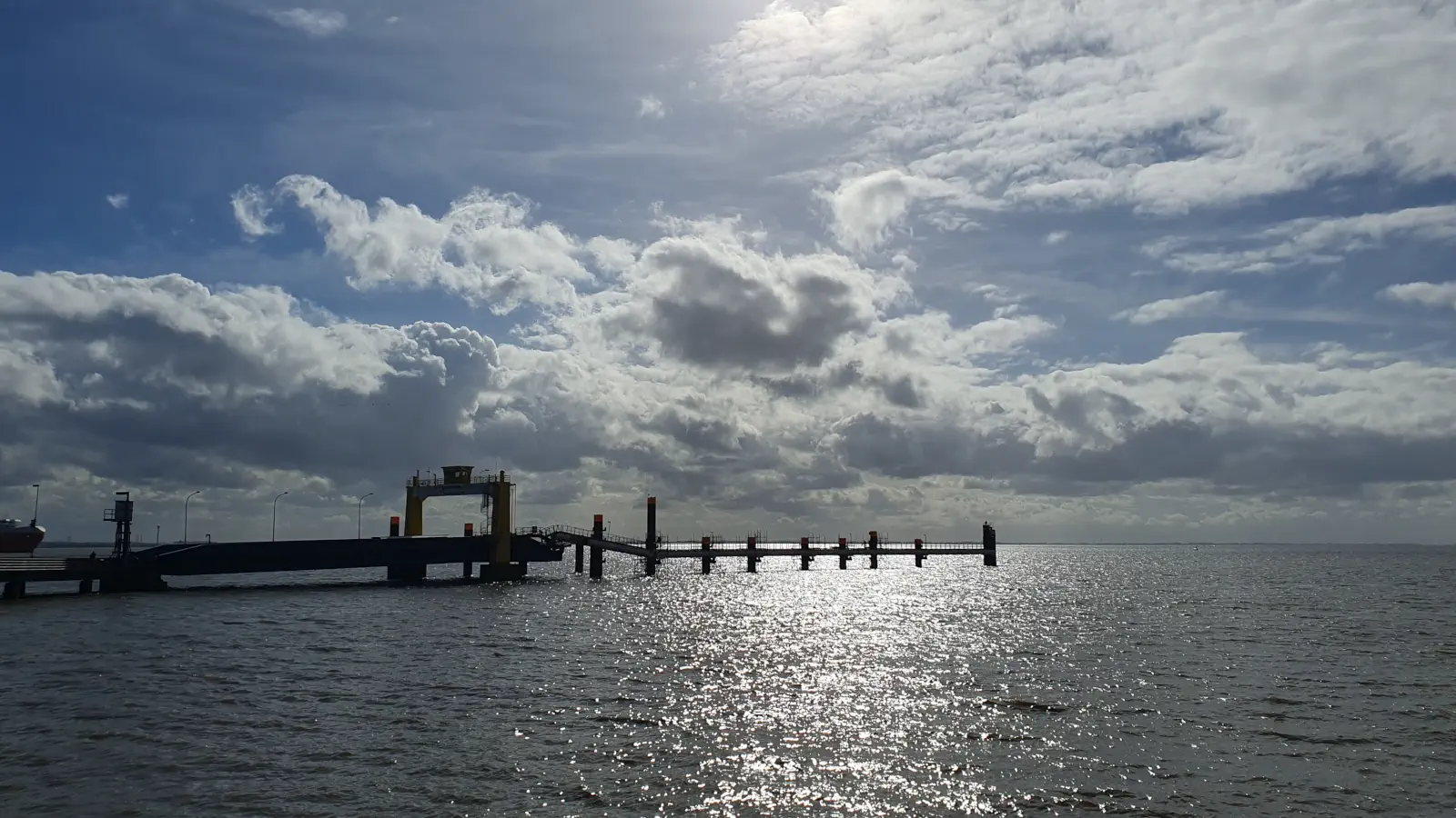 Från FRS Helgoline färjeterminal i Brunsbüttel går resan vidare via Cuxhaven till Helgoland eller tillbaka till Hamburg.