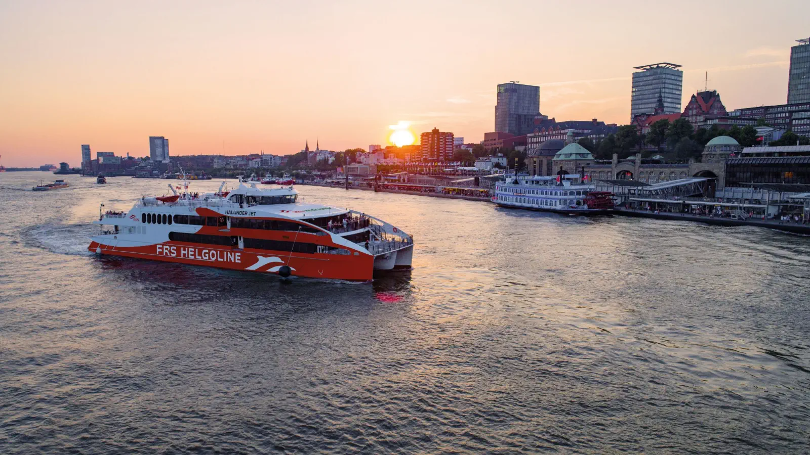 Halunder Jet i solnedgången innan dockning i Hamburgs hamn.