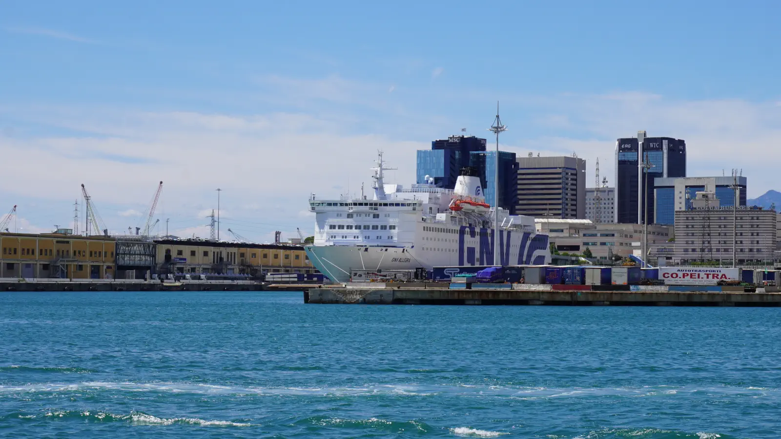 Die GNV Fähre Allegra im Hafen von Genua.