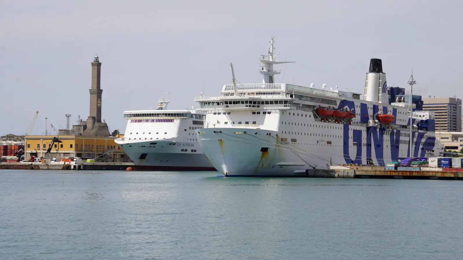 Die GNV Fähren La Suprema und GNV Azzurra warten in Genua auf die nächste Abfahrt.