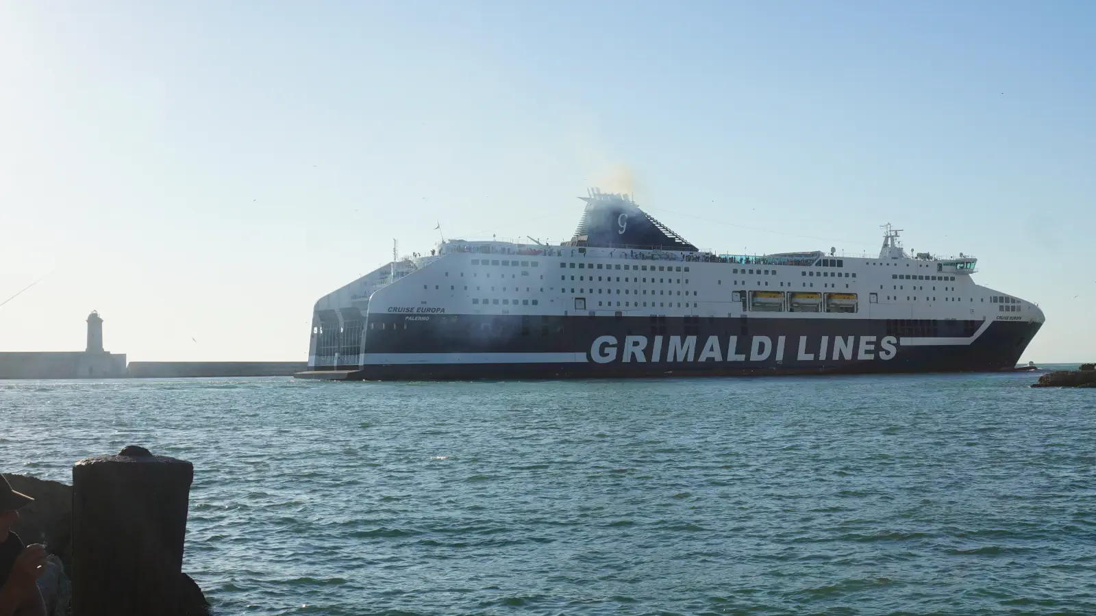 Grimaldi Lines färja MV Cruise Europa seglar mellan Livorno och Olbia på ön Sardinien. Här är Färjan precis på väg in i hamnen i Livorno. 