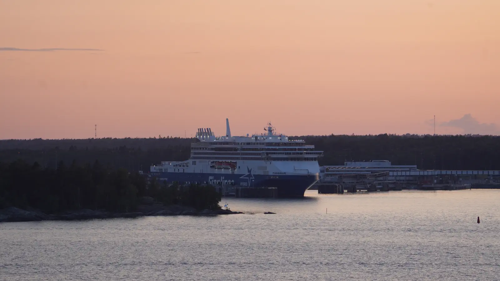 Finnlines Färja Finnsirius i hamnen i Kapellskär.