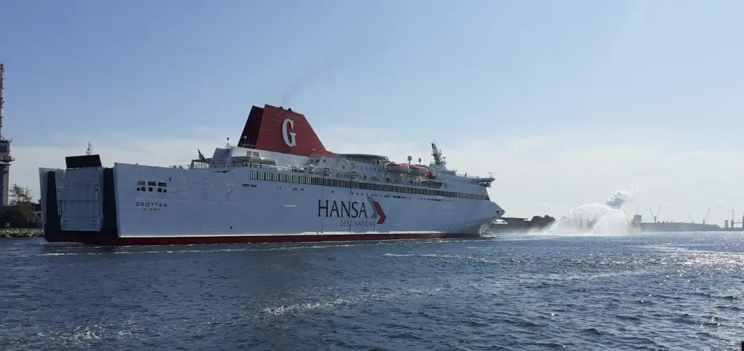 MS Drotten från Hansa Destinations når hamnen i Rostock