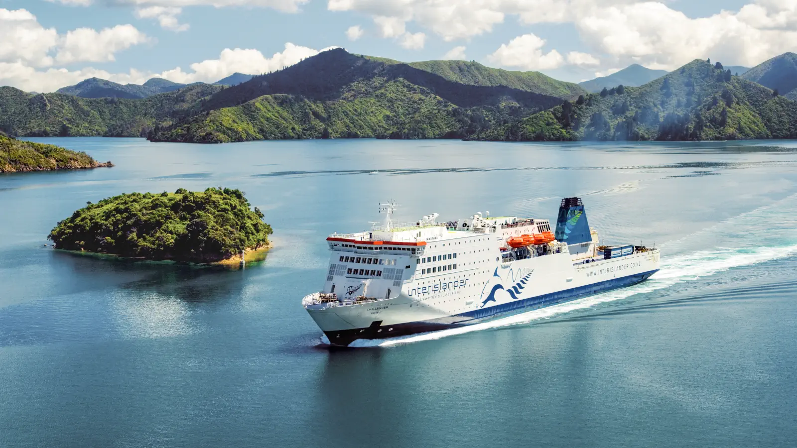 Färja Interislanderfartyget Challenger Kaitaki i Marlborough Sounds mellan Wellington och Picton.
