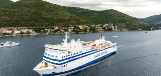 Färja Dalmacija från det kroatiska rederiet Jadrolinija.
