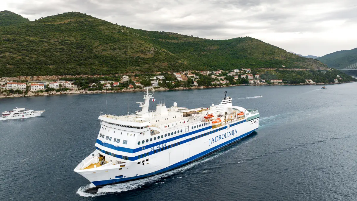 Färja Dalmacija från det kroatiska rederiet Jadrolinija.