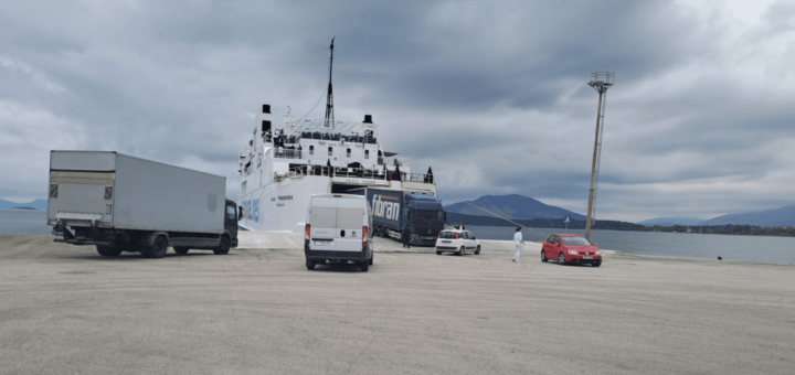 Färja Agia Theodora från Kerkyra Lines i hamnen i Igoumenitsa före avgång till Korfu.