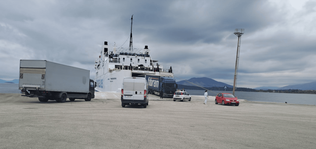 Färja Agia Theodora från Kerkyra Lines i hamnen i Igoumenitsa före avgång till Korfu.