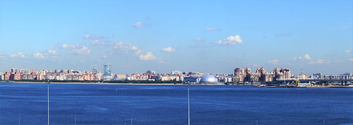 Panoramautsikt på S:t Petersburgs skyline från ett kryssningsfartyg