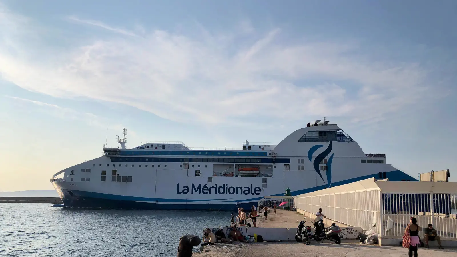 Färja La Meridionale Piana från lämnar hamnen i Marseille på väg till Ajaccio på Korsika.