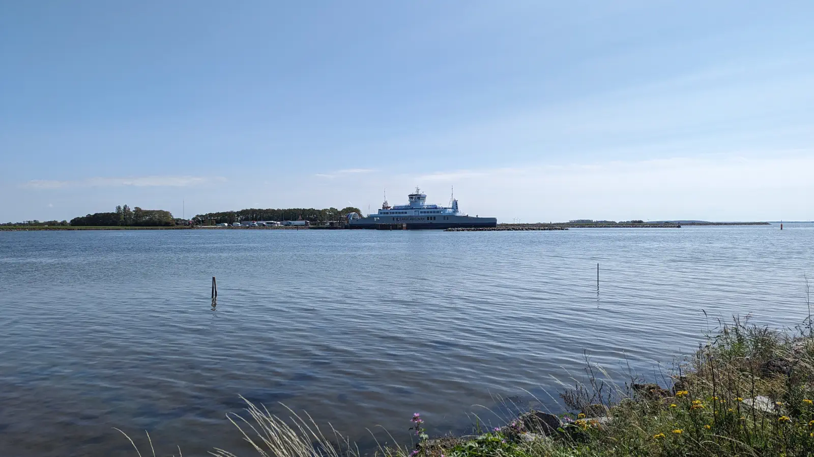 Färja Langelandslinjen MF Lolland i hamnen i Tars.