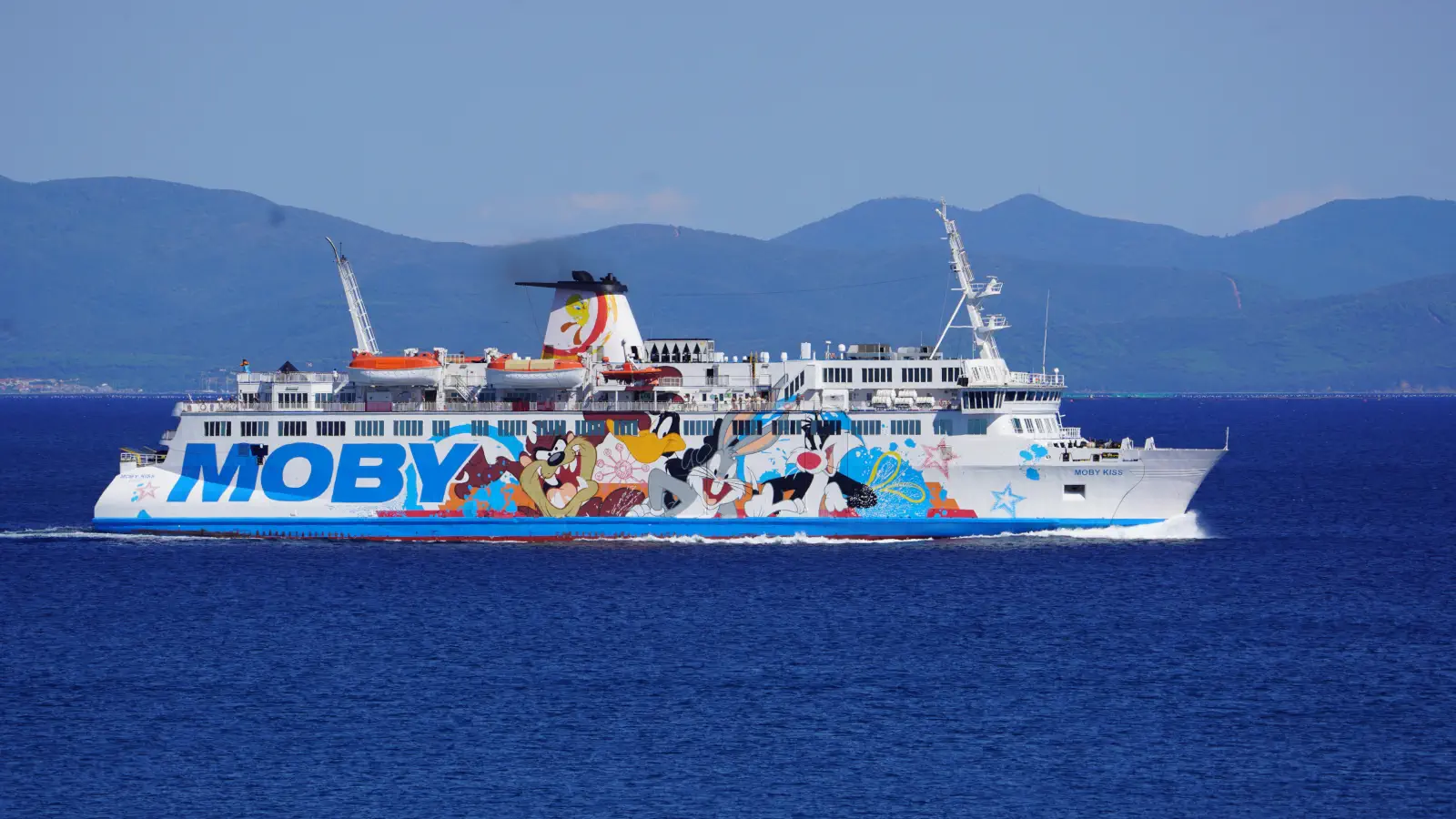 Moby Lines Färja Moby Kiss till hamnen i Piombino.