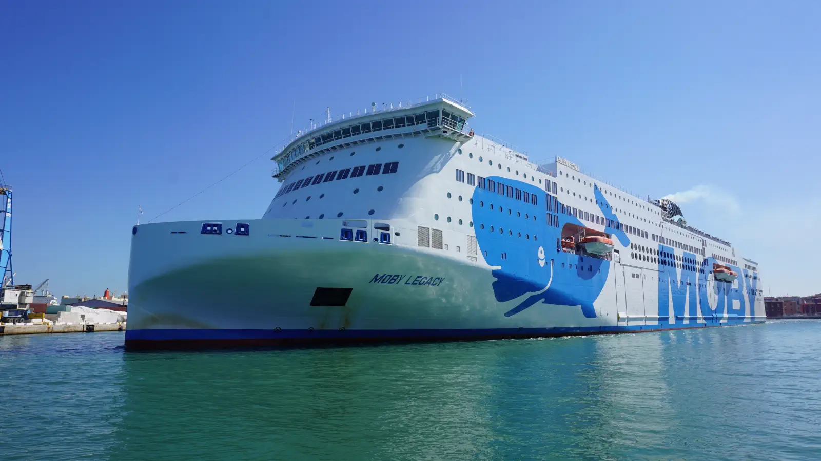 Moby Lines färja Moby Legacy går mellan Livorno och Olbia.