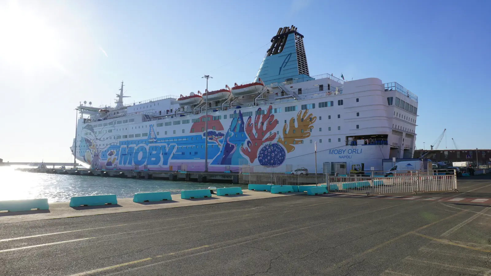 Moby Lines färja Moby Orli lastas i hamnen i Livorno och seglar sedan till Bastia på Korsika.
